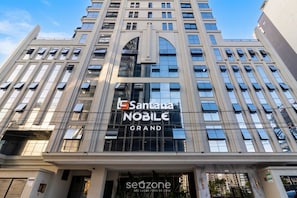 Un grand immeuble sur lequel on peut voir une enseigne bien visible indiquant « Santana NOBLE GRAND ».