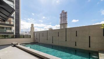 Una piscina al aire libre