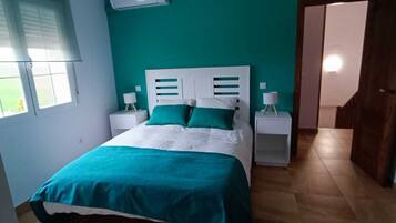 4 bedrooms, iron/ironing board, Internet, bed sheets