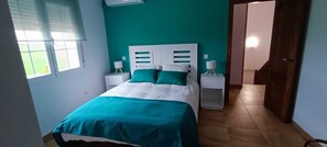 4 bedrooms, iron/ironing board, internet, bed sheets