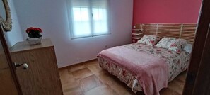 4 habitaciones, tabla de planchar con plancha, internet y ropa de cama 