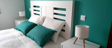 4 bedrooms, iron/ironing board, internet, bed sheets