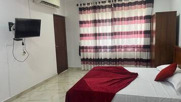 5 bedrooms, iron/ironing board, Internet, bed sheets