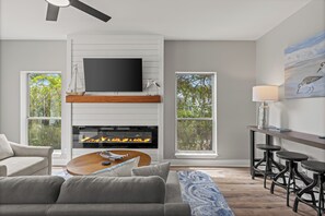 Smart TV, fireplace, books - Blue Mountain Home, Pet friendly, Pool, 4 Bikes, Beach (Santa Rosa Beach)