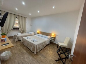 4 bedrooms, iron/ironing board, free WiFi, bed sheets - In the center of Naples, 200m Central Station (for Pompeii, Amalfi, Sorrento...) (Napoli)