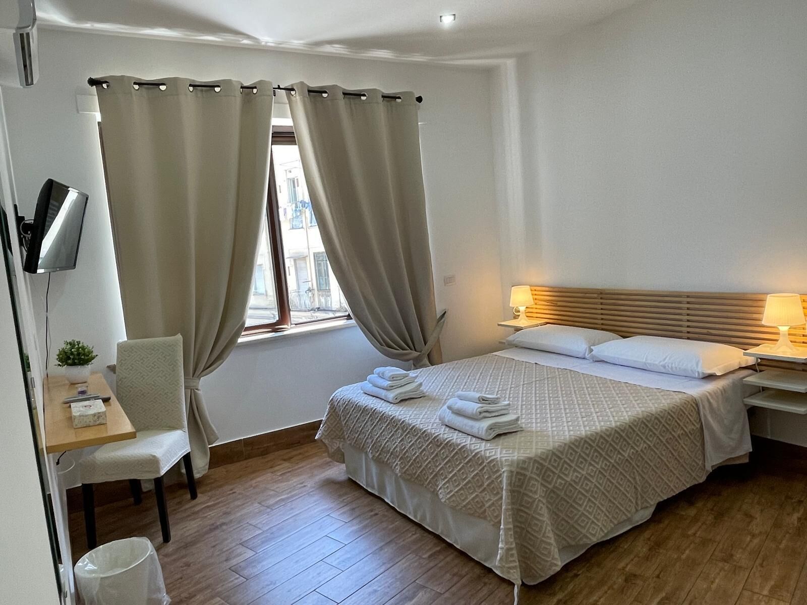 4 bedrooms, iron/ironing board, WiFi, bed sheets