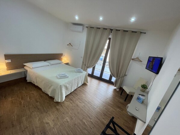 4 bedrooms, iron/ironing board, free WiFi, bed sheets - In the center of Naples, 200m Central Station (for Pompeii, Amalfi, Sorrento...) (Napoli)