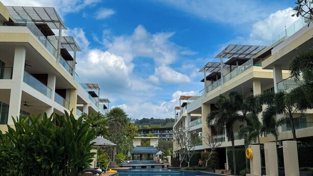 Un hôtel moderne doté d’une piscine, de nombreux balcons et de panneaux solaires.