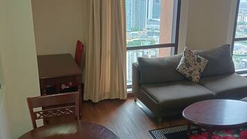 Deluxe Suite, City View | Living area | TV