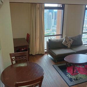 Suite Deluks, pemandangan kota | Area keluarga | TV