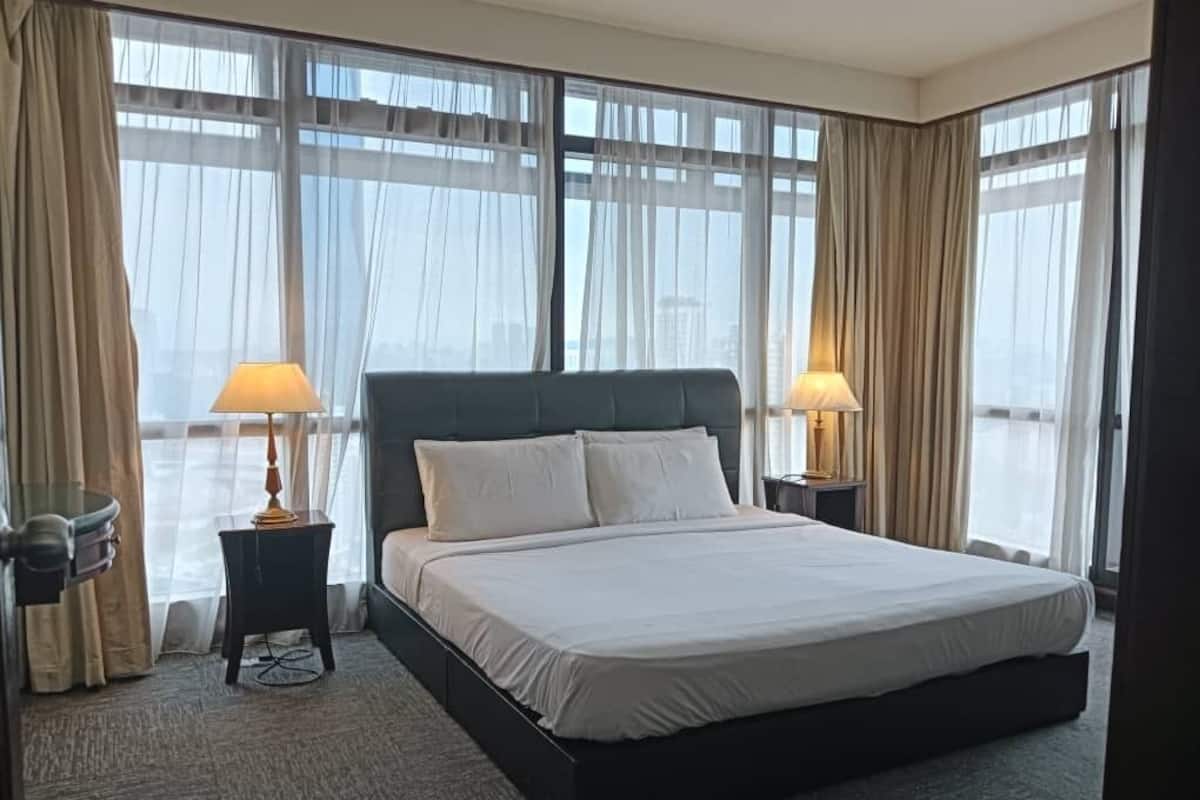 Familie tweepersoonskamer, uitzicht op de stad | Gratis wifi