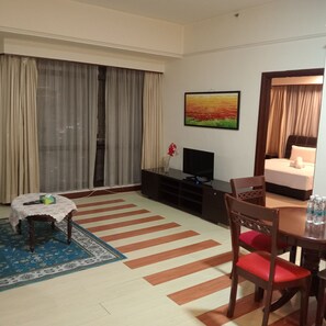 Familie tweepersoonskamer, uitzicht op de stad | Woonruimte