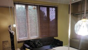 Ein Schlafzimmer mit Bett, Nachttisch und Pendelleuchte.