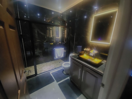 Family Apartment, Garden View | Bathroom. Hilltop Villa