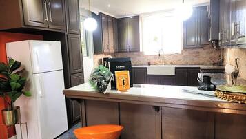 Family Apartment, Garden View | Private kitchen