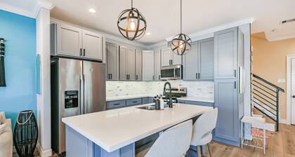 Maximalist Mural House in Central NW Houston. Gated Entry & Jetted Tub