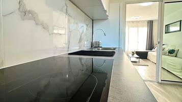 Micro-ondes, four, plaque de cuisson