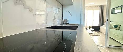 Micro-ondes, four, plaque de cuisson