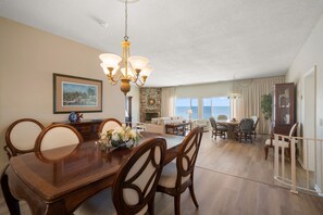 Dining - Happy Fiddler - Unit 403 - Amazing Penthouse overlooking the Gulf! 1795 sq. ft. (Indian Rocks Beach)