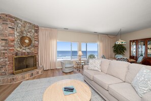 TV, books - Happy Fiddler - Unit 403 - Amazing Penthouse overlooking the Gulf! 1795 sq. ft. (Indian Rocks Beach)