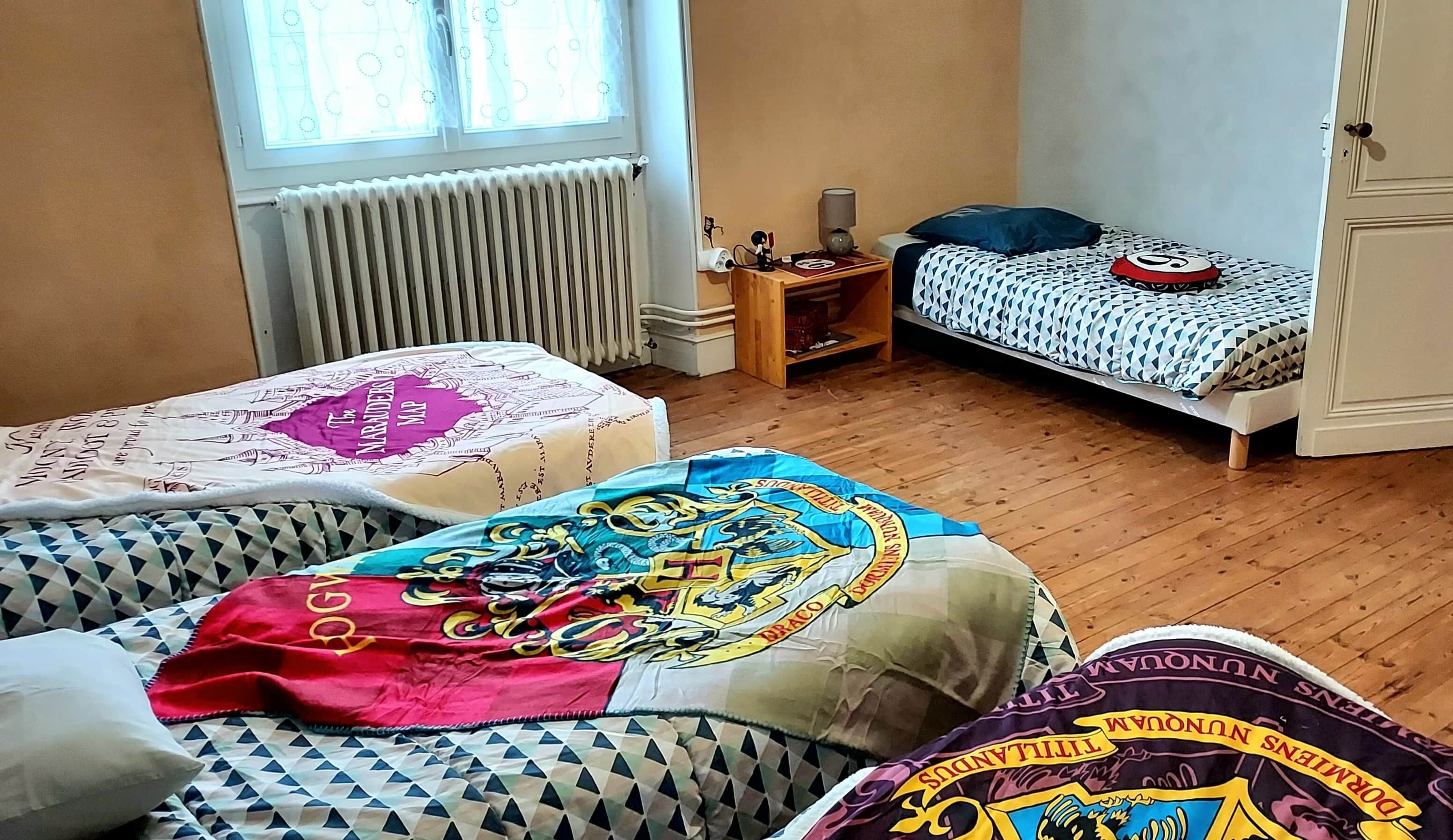 Une chambre spécialement aménagée pour les enfants : lits simples et esprit Harry potter