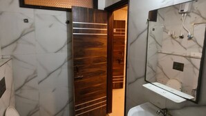 Un bagno con servizi igienici, lavabo e specchio.