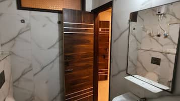 Ducha, jabón y papel higiénico