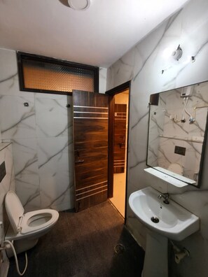 تجهيزات دش، صابون، ورق حمّام