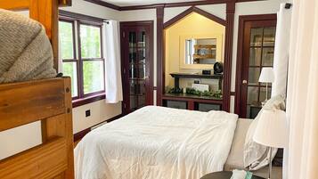 3 bedrooms, desk, iron/ironing board, travel crib