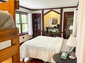 3 bedrooms, desk, iron/ironing board, travel cot - Family-Friendly Strasburg Escape | 50 Mile Views | Pets Welcome (Strasburg)