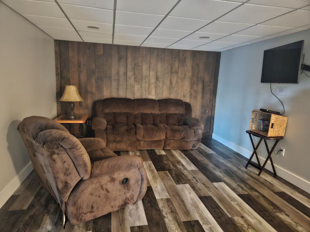 Télévision, cheminée, livres