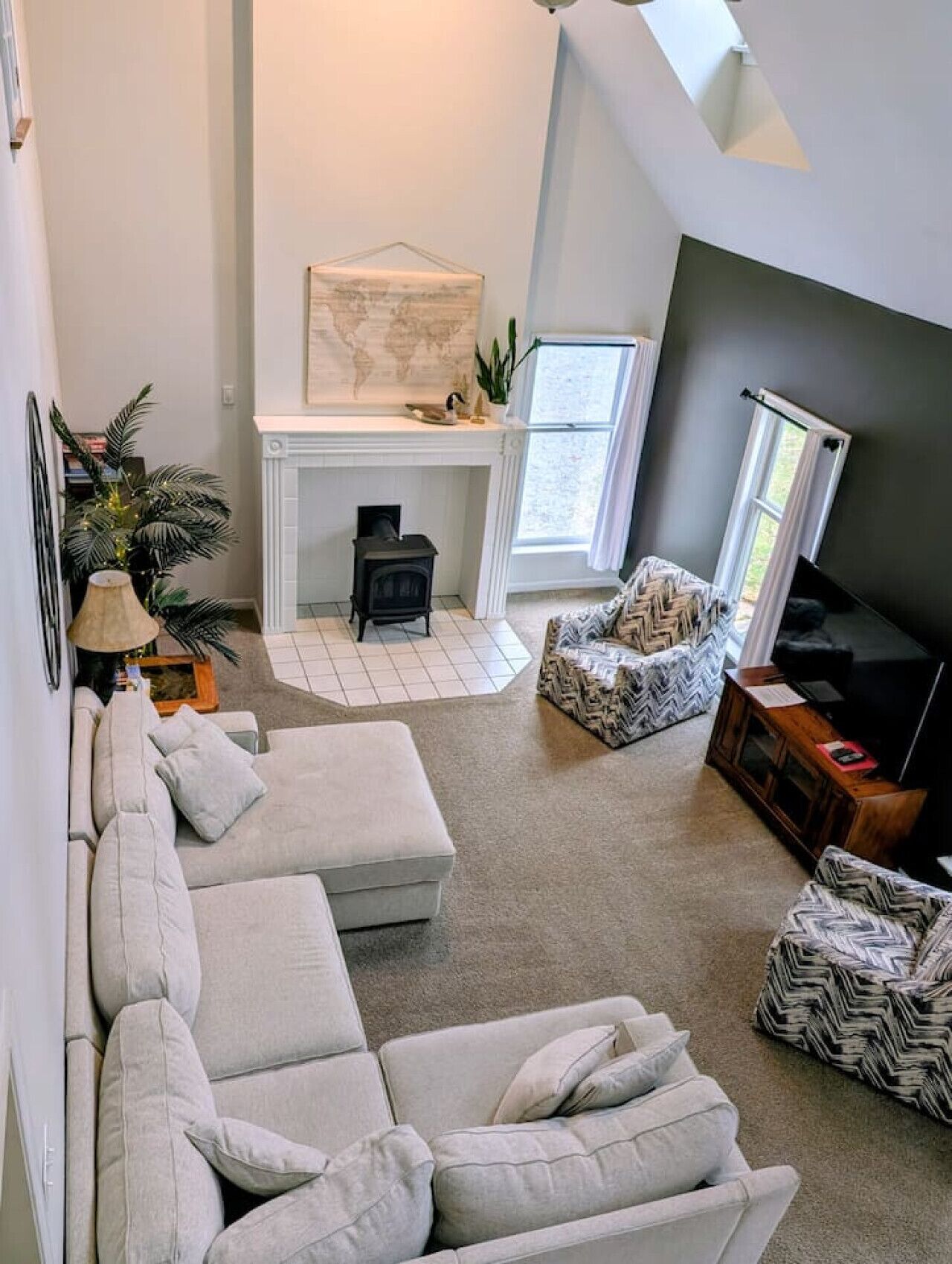 Télévision, cheminée, livres