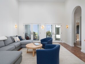 Smart TV, fireplace, ping pong, books - Sunset Shores | an ESVR property (Royal Oak)