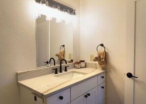Shower, towels, soap, toilet paper - Newly remodeled fully furnished 2-bed 2-bath apartment located near the hospital (Santa Fe)
