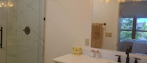 Dusche, Handtücher, Seife, Toilettenpapier