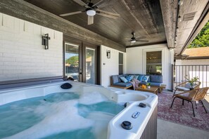 Terrace/patio - Backyard Oasis: Pool, Hot Tub, Giant Chess & Golf (Fort Worth)
