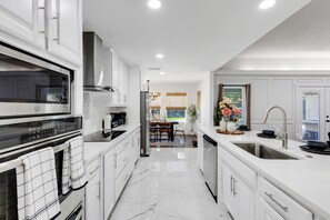 Private kitchen - Backyard Oasis: Pool, Hot Tub, Giant Chess & Golf (Fort Worth)