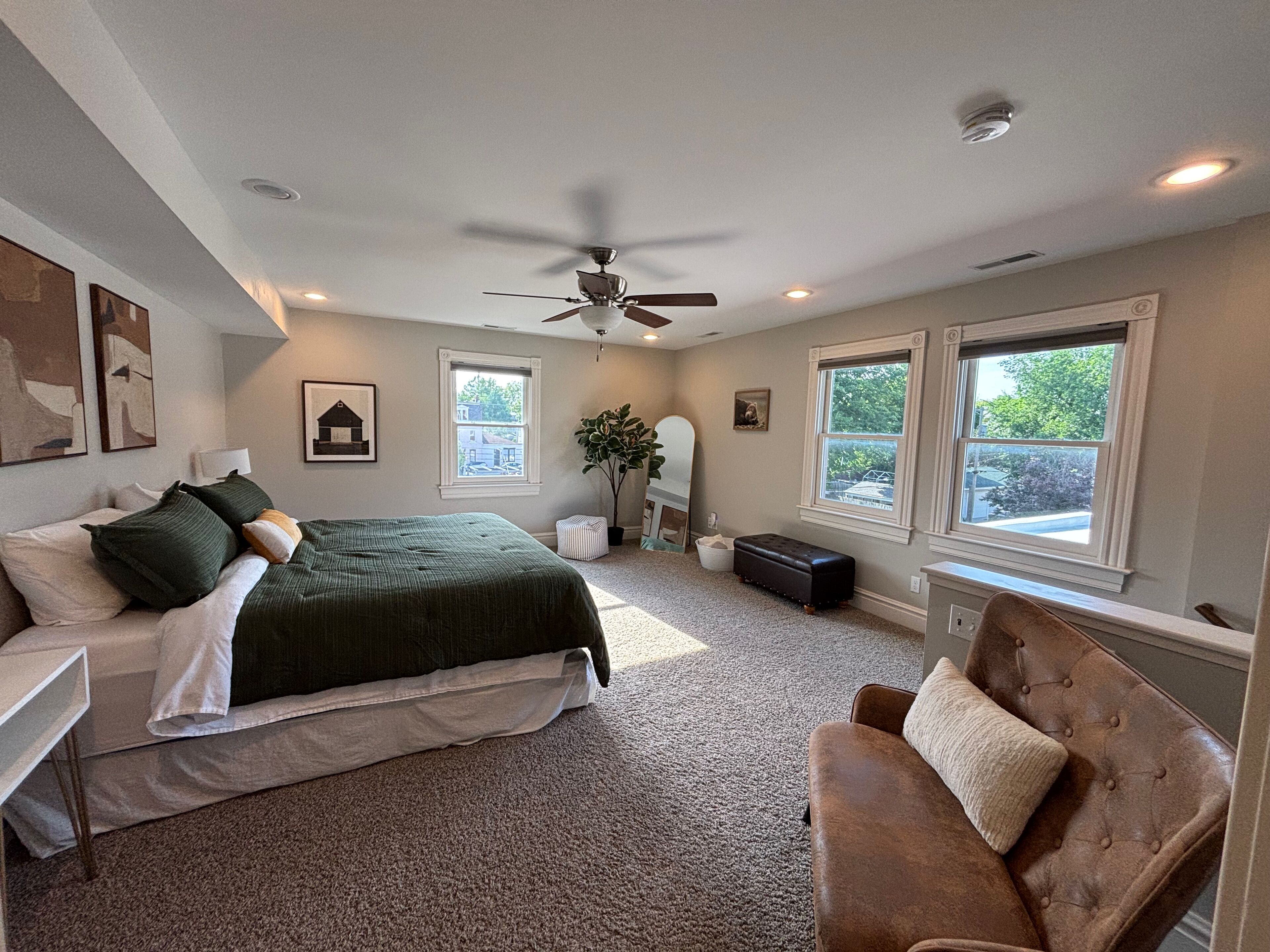 2 sovrum, skrivbord, strykjärn/strykbräda och resesäng