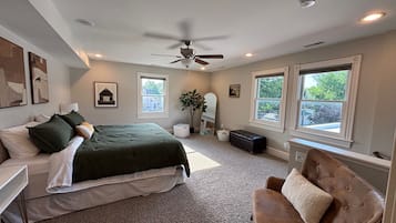 2 sovrum, skrivbord, strykjärn/strykbräda och resesäng