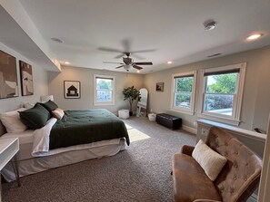 2 sovrum, skrivbord, strykjärn/strykbräda och resesäng