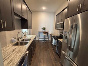 Kylskåp, mikrovågsugn, ugn och spishäll