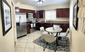 Private kitchen - TROPICAL BREEZE TOWNHOUSE WITH LARGE PRIVATE PATIO 2 BEDROOMS-2 BATHROOMS (Fort Myers)