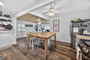 Dining - Annabelle's Cottage - Escape to Folly (Folly Beach)