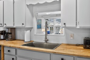 Fridge, microwave, oven, stovetop - Annabelle's Cottage - Escape to Folly (Folly Beach)