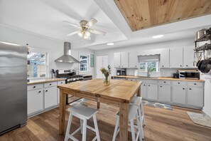 Fridge, microwave, oven, stovetop - Annabelle's Cottage - Escape to Folly (Folly Beach)