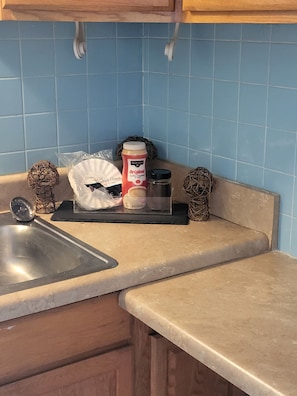 KĂŒhlschrank, Mikrowelle, Wasserkocher mit Kaffee-/Teezubehör, Toaster