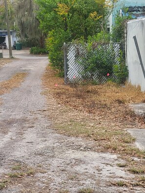 Property grounds - Timekeepers Haven a 1BR Apartment near Stetson in the Heart of DeLand (DeLand)