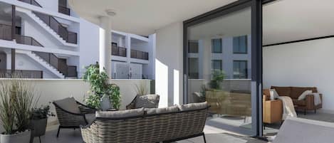Ein zeitgemäßer Außenbereich mit einer Sitzecke, Sofas, Sesseln und einem Tisch, umgeben von Pflanzgefäßen.