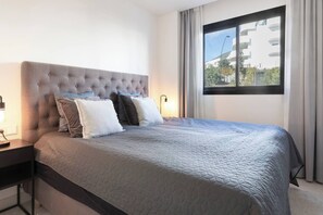 3 soverom, skrivebord, strykejern/-brett og reiseseng for barn