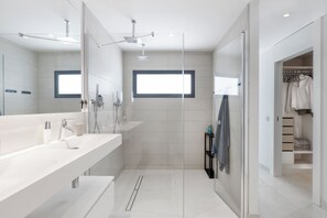 Hair dryer, towels - Luxury 3-Bedroom Apartment in Higuerón (La Capellania)